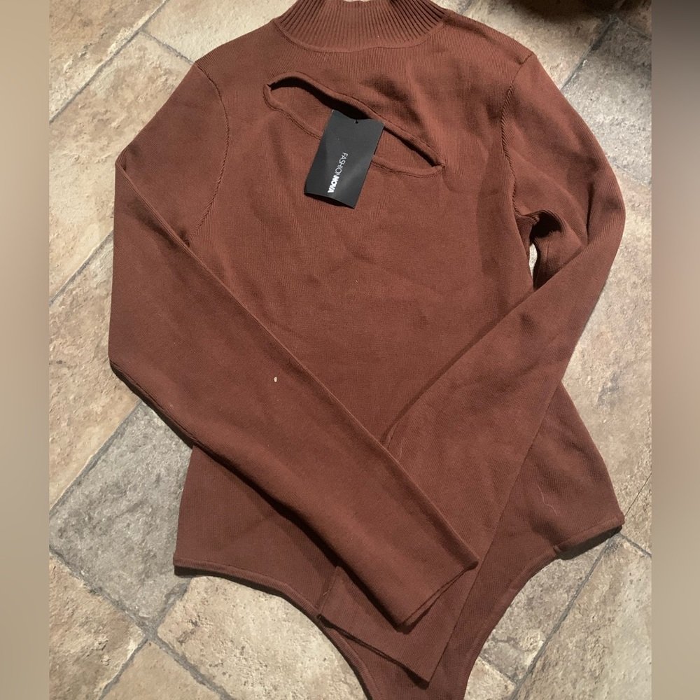 Fashion Nova Brown NWT body suit size 1X but better suited for a large .